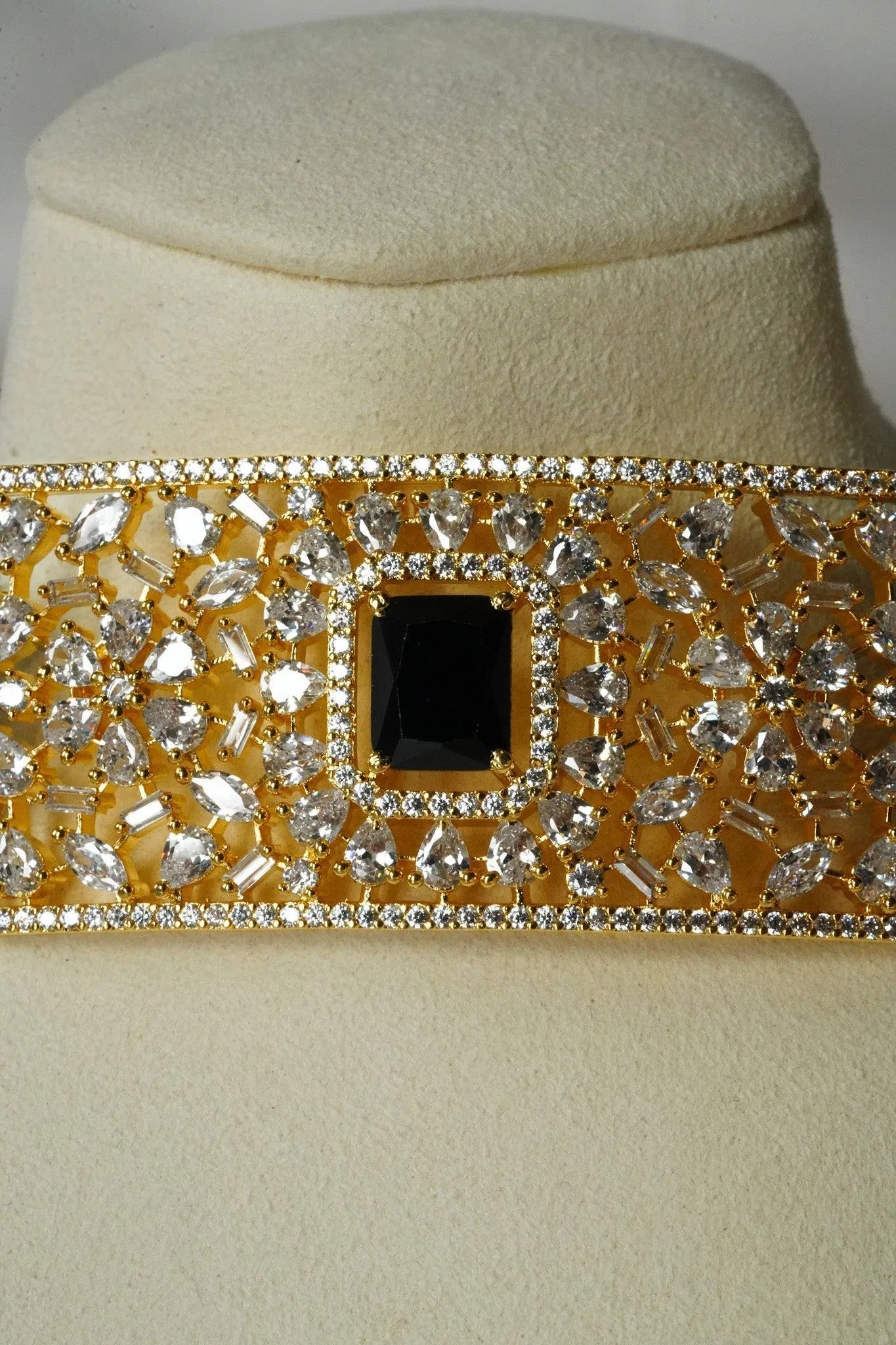 Luna - Chic Gold-Plated Choker Necklace Set
